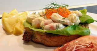 Toast skagen med löjrom och citron, November 2023