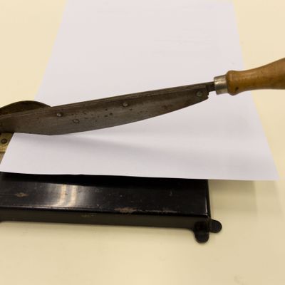 Paper cutter